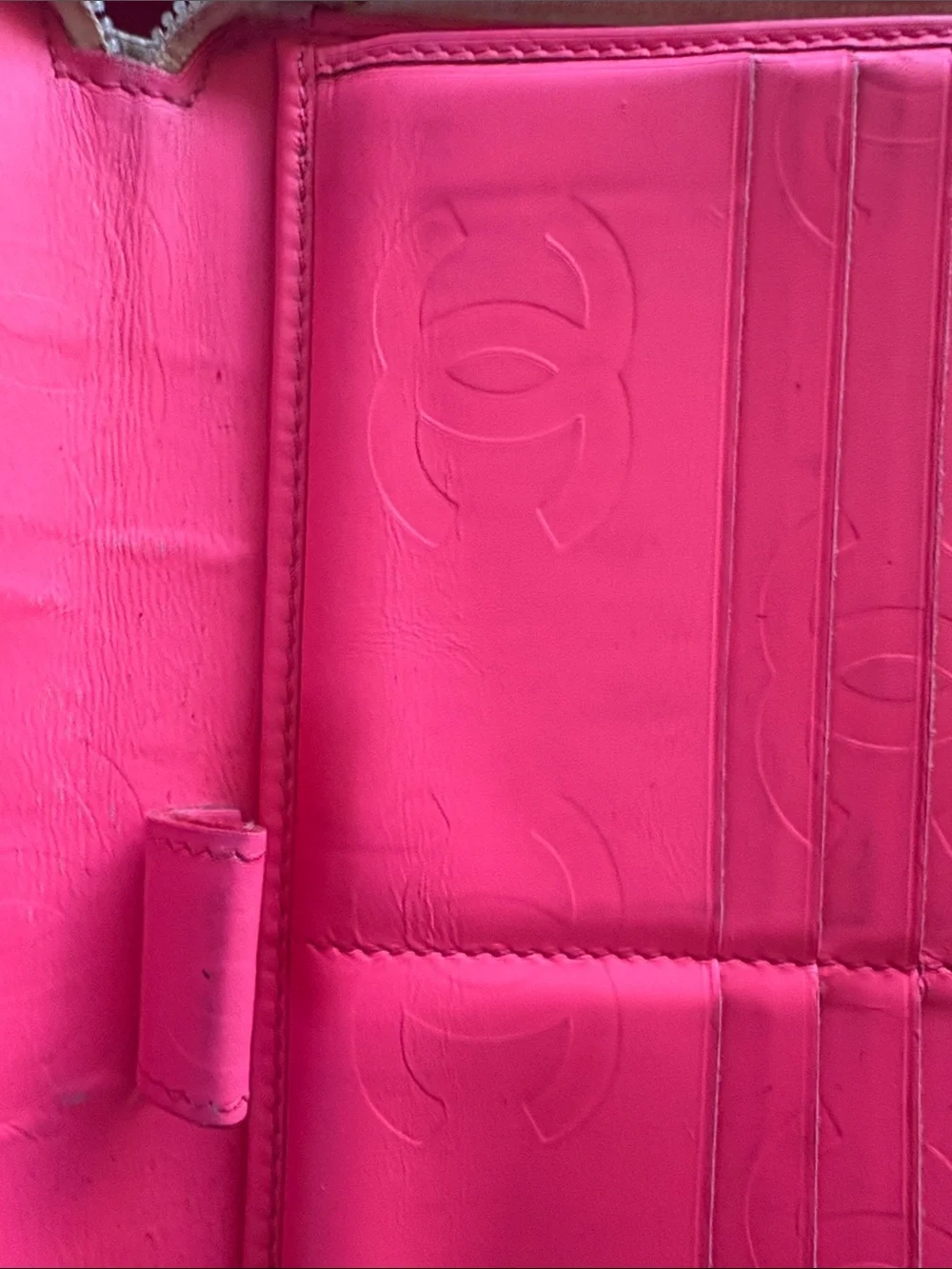 CHANEL Quilted Zip Wallet in Cream with Black CC